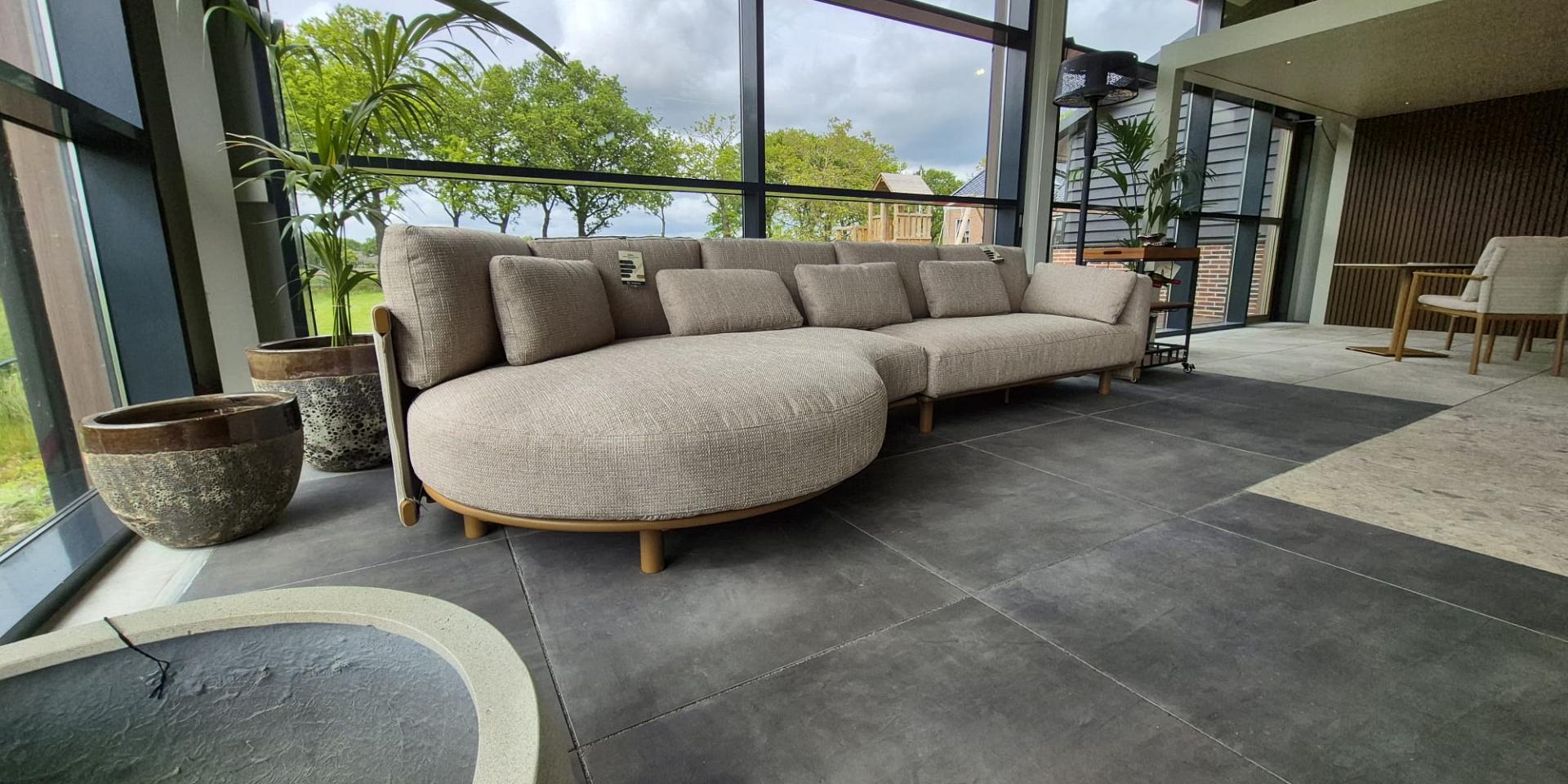 Prachtige loungebank in trendy beige