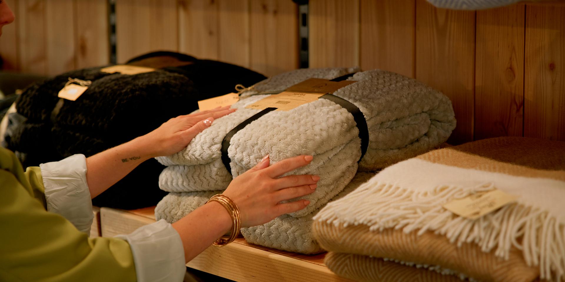 Aanraking van prachtige wollen plaid
