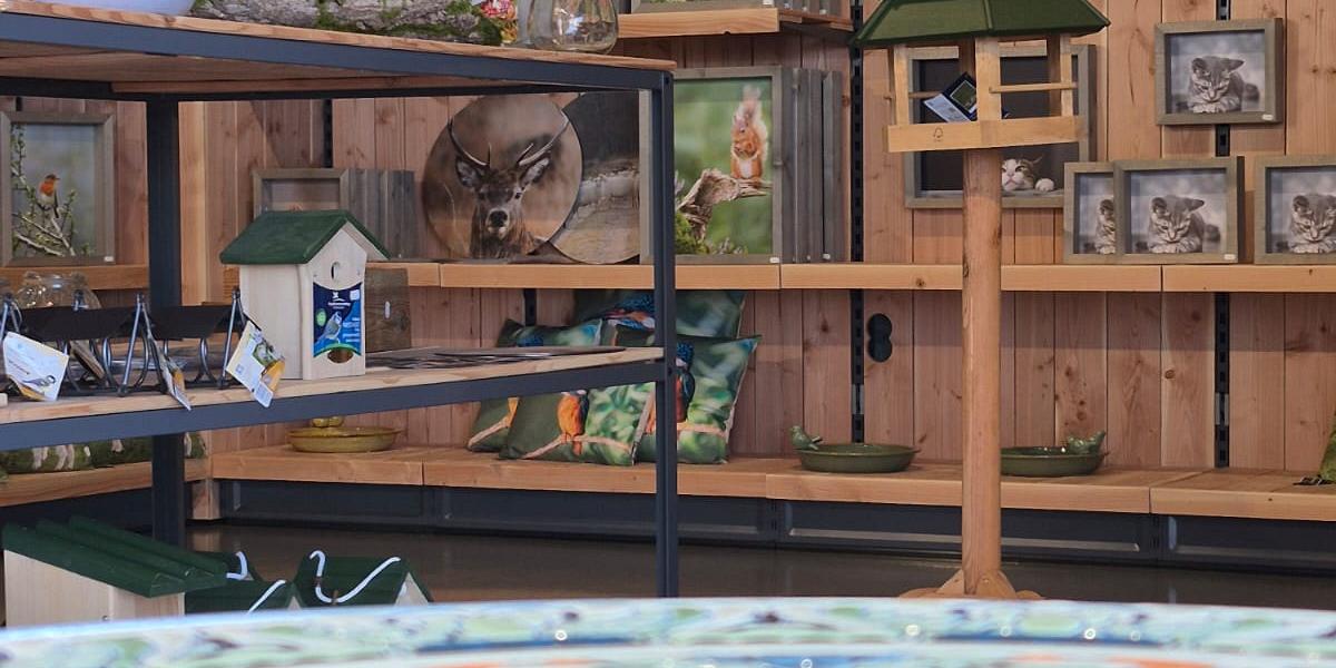 Tuinkunst, voederlijsten en vogelhuisjes