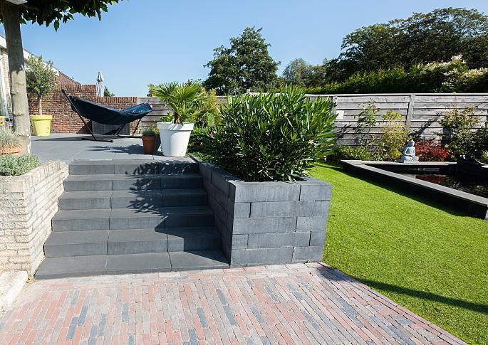 Traptrede 60x30x15 cm indus black kleurecht met facet