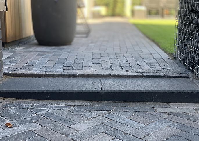 Traptrede 60x30x15 cm indus black kleurecht met facet